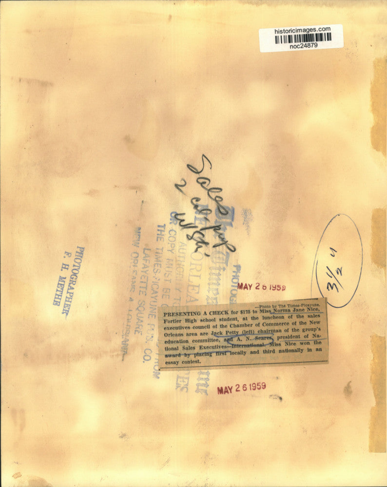 Load image into Gallery viewer, 1959 Press Photo Norma Jane Nice Gets Award From Chamber of Commerce Council
