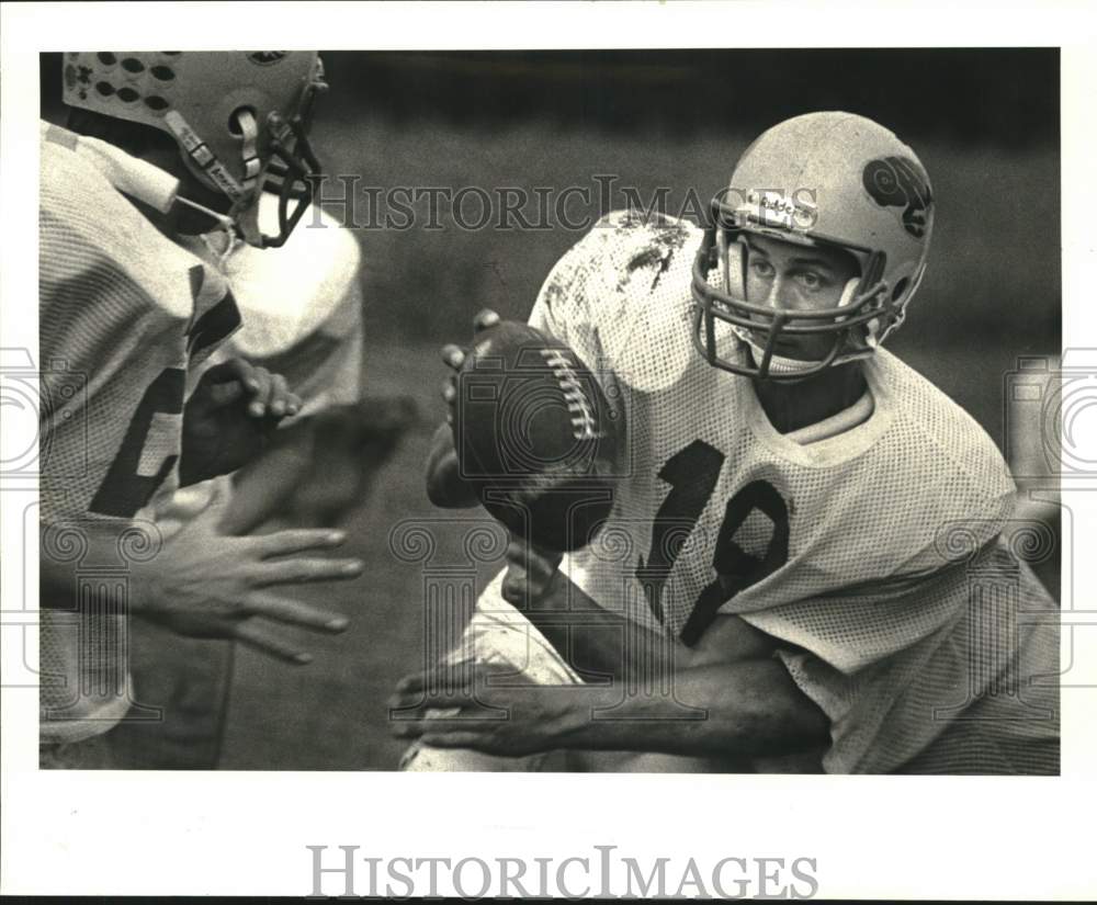 1985 Press Photo Football Players Mac St. Pierre, Warren Campagna in game- Historic Images