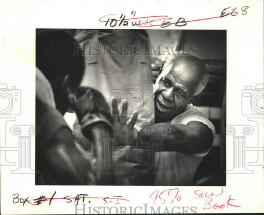 1979 Press Photo Veteran Boxing Trainer Collis Phillips trains Boxer on bag- Historic Images