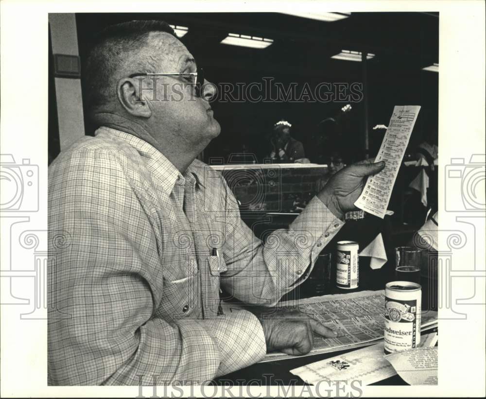 1984 Press Photo Bum Phillips checks out seventh race at the Fairgrounds- Historic Images