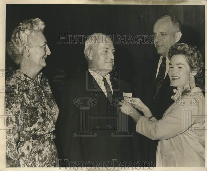 Load image into Gallery viewer, 1965 Press Photo G. Arthur Seaver and guests at Valencia event. - noc25230
