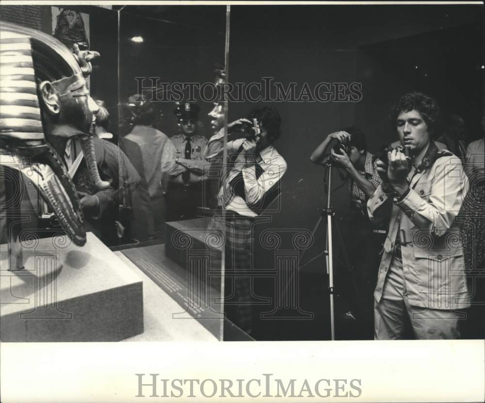 1977 Press Photo Guests take photo of a display at New Orleans Museum of Art