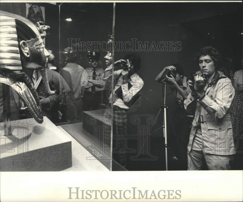 Load image into Gallery viewer, 1977 Press Photo Guests take photo of a display at New Orleans Museum of Art
