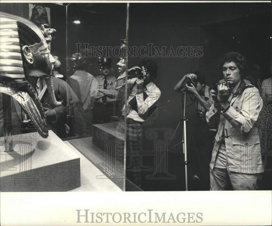 1977 Press Photo Guests take photo of a display at New Orleans Museum of Art