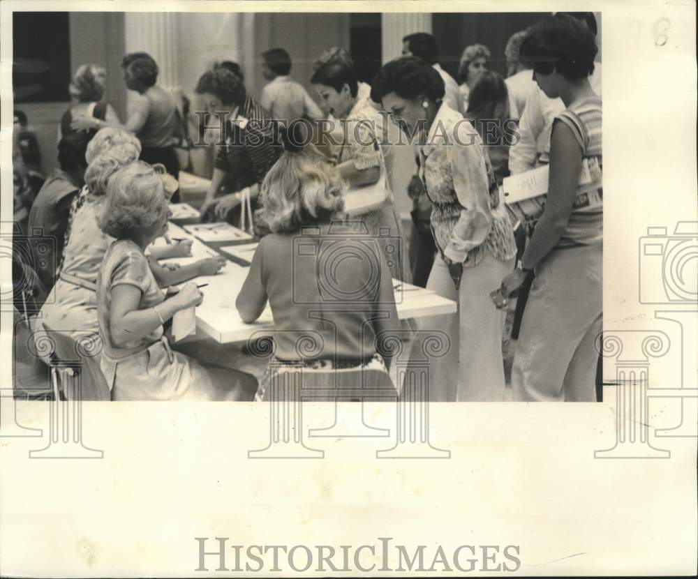 1977 Press Photo Evening course registration at New Orleans Museum of Art