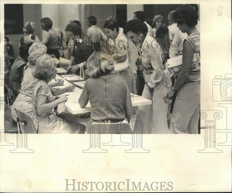 Load image into Gallery viewer, 1977 Press Photo Evening course registration at New Orleans Museum of Art
