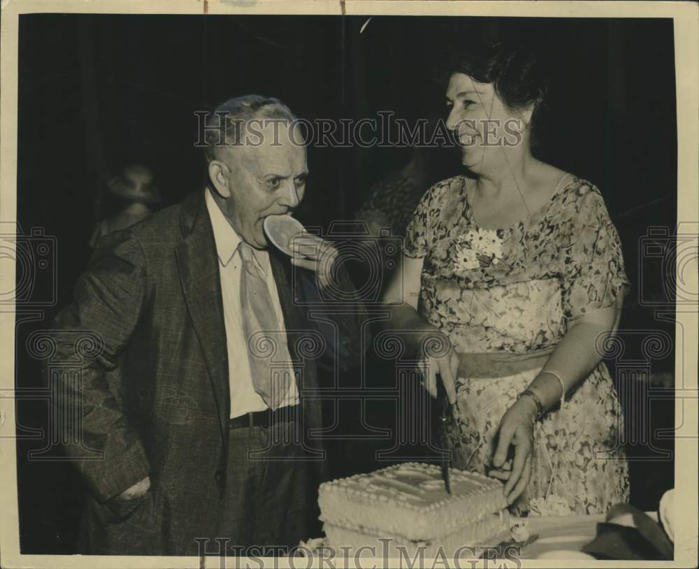 1934 Press Photo Mrs. Ritayik Cuts Birthday Cake for Veteran Frank Eli Powell