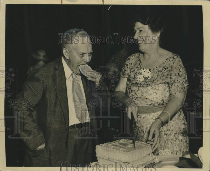 Load image into Gallery viewer, 1934 Press Photo Mrs. Ritayik Cuts Birthday Cake for Veteran Frank Eli Powell
