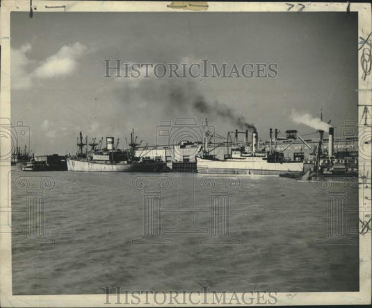 1947 Press Photo Ships at the Port of New Orleans Wharf - noc25277