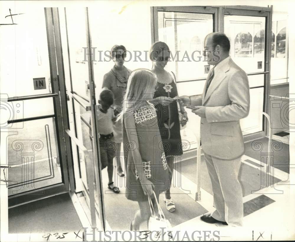 1973 Press Photo Customers receive bonus bucks as they enter new Schwegmann&#39;s.
