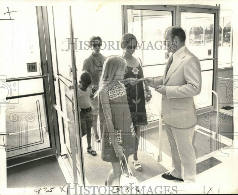 Load image into Gallery viewer, 1973 Press Photo Customers receive bonus bucks as they enter new Schwegmann's.
