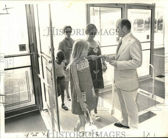 1973 Press Photo Customers receive bonus bucks as they enter new Schwegmann's.