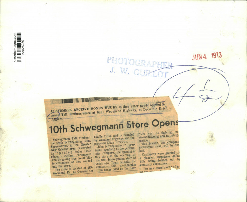 1973 Press Photo Customers receive bonus bucks as they enter new Schwegmann&#39;s.