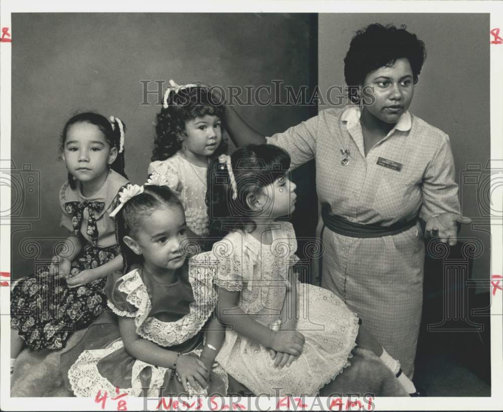 1986 Press Photo Sears photographer Jolanda Allen positions girls for portrait