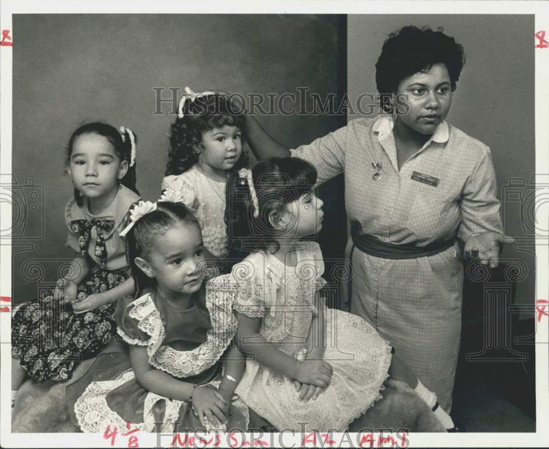 Load image into Gallery viewer, 1986 Press Photo Sears photographer Jolanda Allen positions girls for portrait
