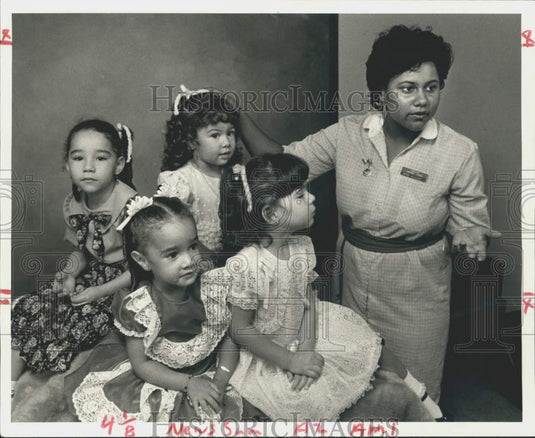 1986 Press Photo Sears photographer Jolanda Allen positions girls for portrait