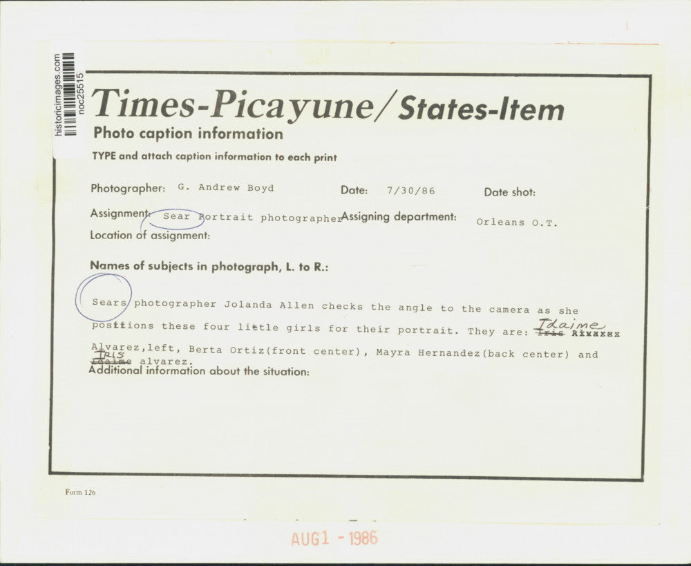 1986 Press Photo Sears photographer Jolanda Allen positions girls for portrait