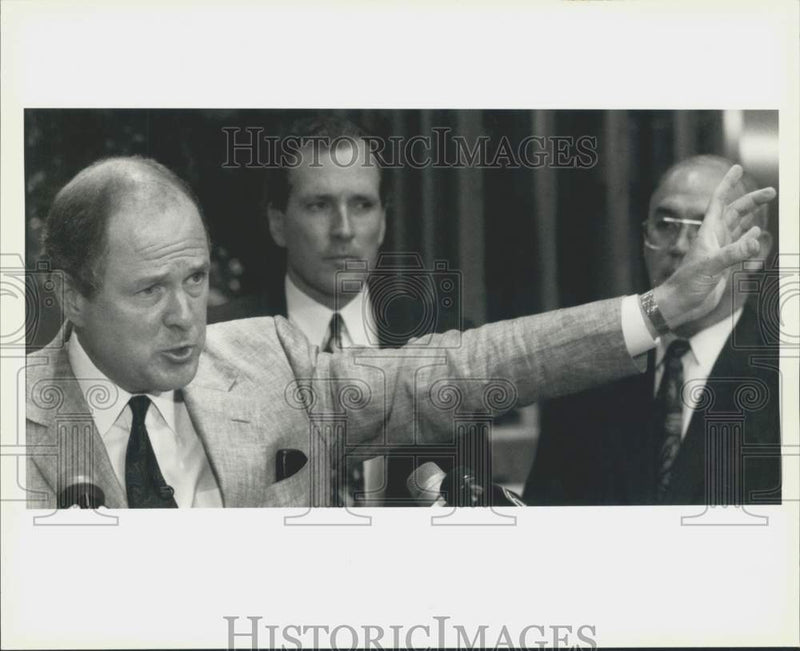 Load image into Gallery viewer, 1995 Press Photo John Schwegmann at Press Conference Re New Acquisitions
