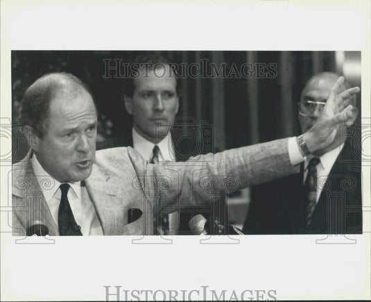 1995 Press Photo John Schwegmann at Press Conference Re New Acquisitions