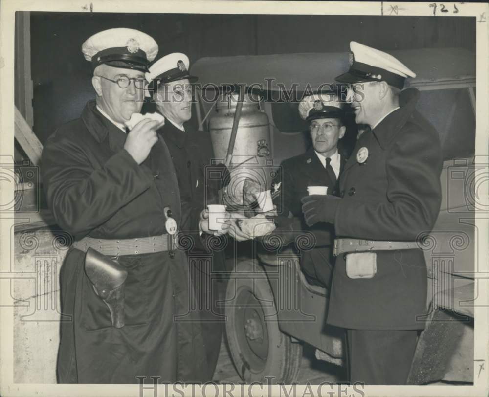1945 Press Photo Seamen take coffee break at &quot;chow wagon&quot; at Port of New Orleans