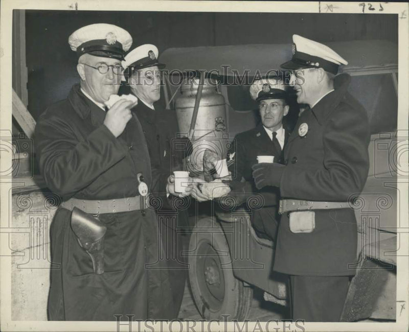 Load image into Gallery viewer, 1945 Press Photo Seamen take coffee break at "chow wagon" at Port of New Orleans

