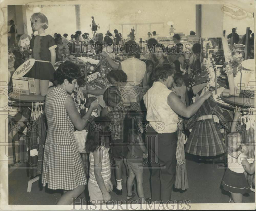 1969 Press Photo Customers in girls fashion department of Sears Clearview store