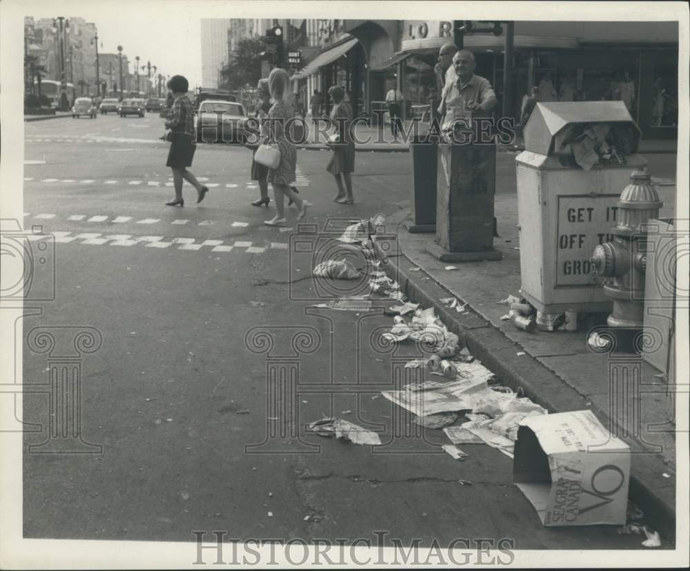 1968 Press Photo Overflowing trash cans and debris during Sanitation strike