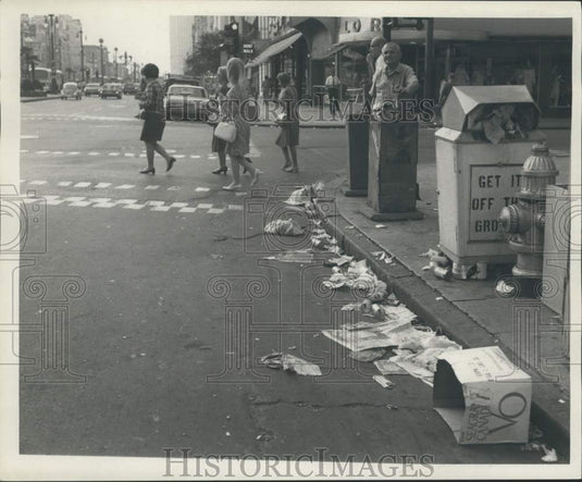 1968 Press Photo Overflowing trash cans and debris during Sanitation strike