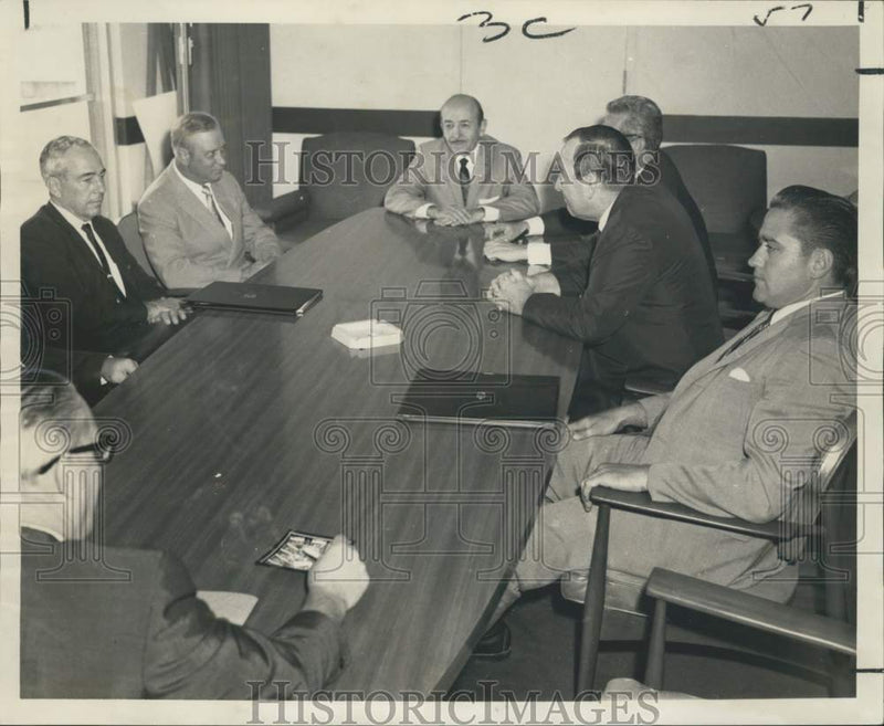 Load image into Gallery viewer, 1968 Press Photo New Orleans Sanitation strike agreement ratified - noc25619
