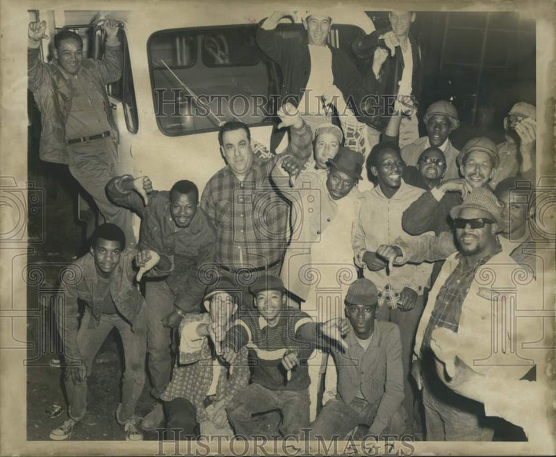 Load image into Gallery viewer, 1969 Press Photo Sanitation workers at St. Louis Street Incinerator after rally
