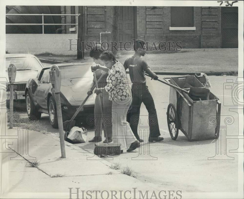 Load image into Gallery viewer, 1975 Press Photo New Orleans Sanitation Department women cleaners with co-worker
