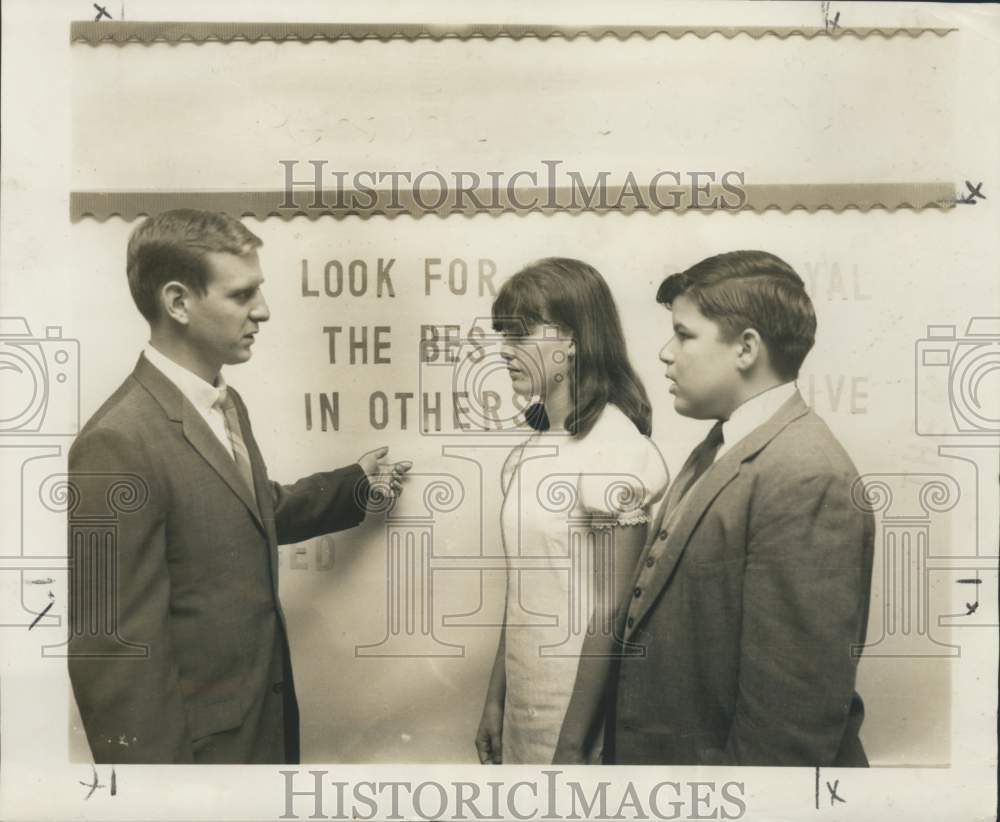 1968 Press Photo John F. Sears gives instruction on salesmanship course- Historic Images