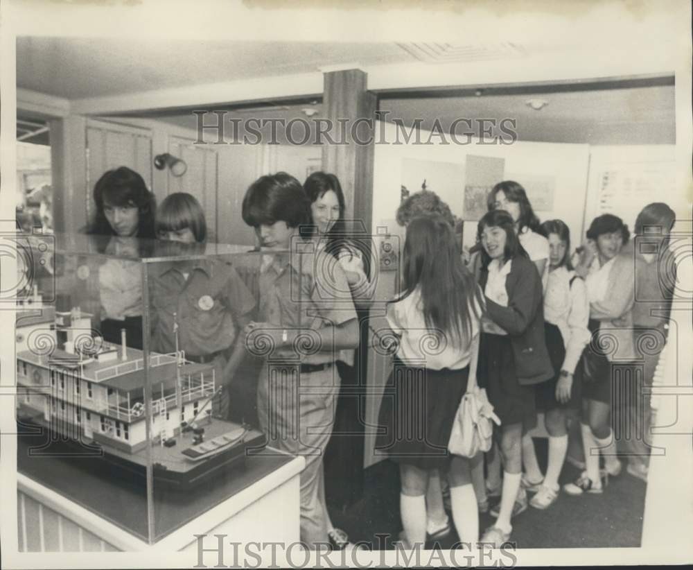 1976 Press Photo Students visit Bicentennial towboat Sergeant Floyd - noc25674