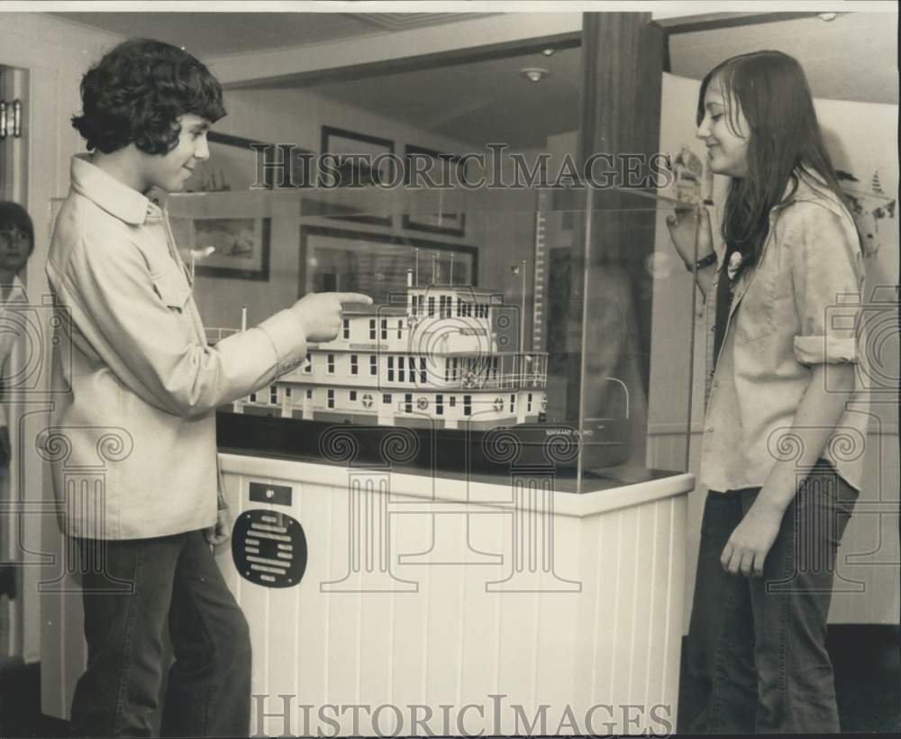 1976 Press Photo Students look at Sergeant Floyd model at Towboat Museum- Historic Images