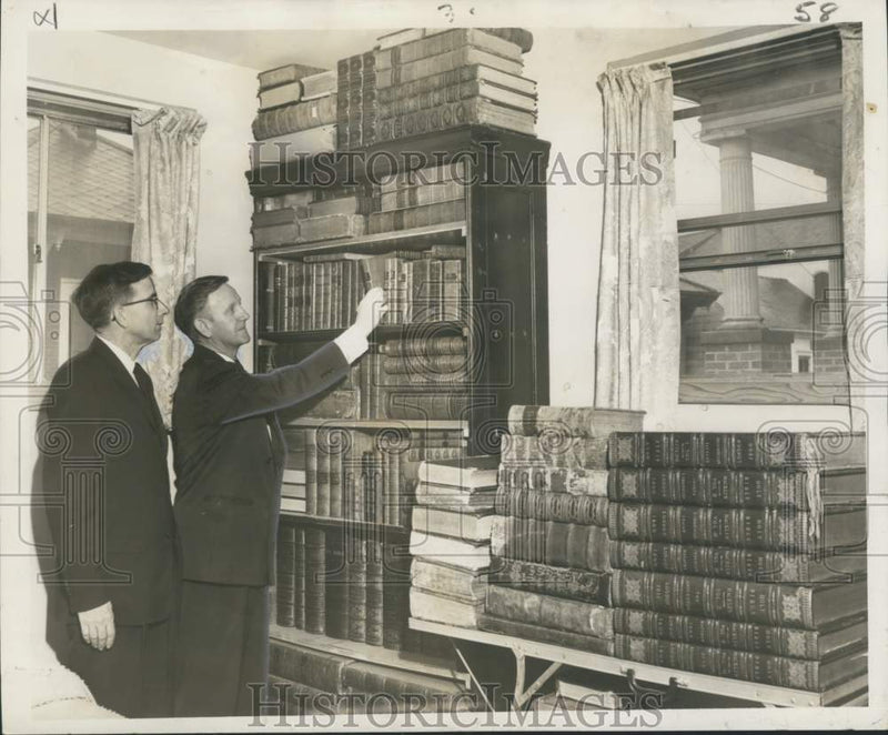 Load image into Gallery viewer, 1959 Press Photo Reverend S.P. Emanuel &amp; Eugene Gravatt look over Bible display
