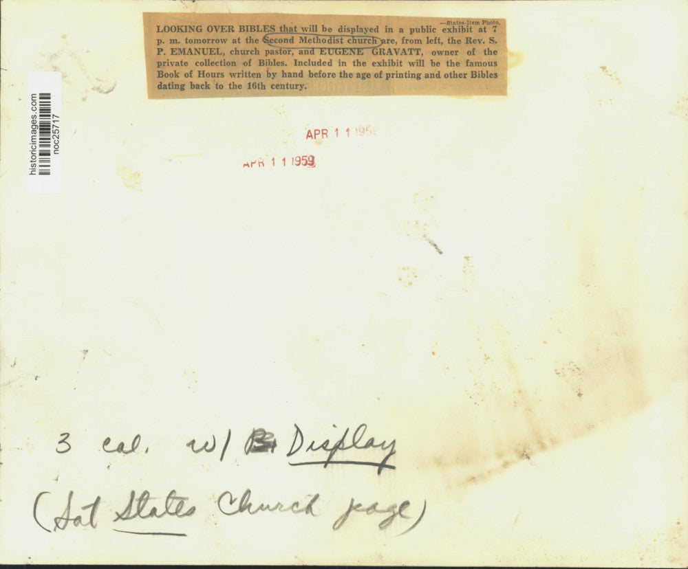 1959 Press Photo Reverend S.P. Emanuel & Eugene Gravatt look over Bible display