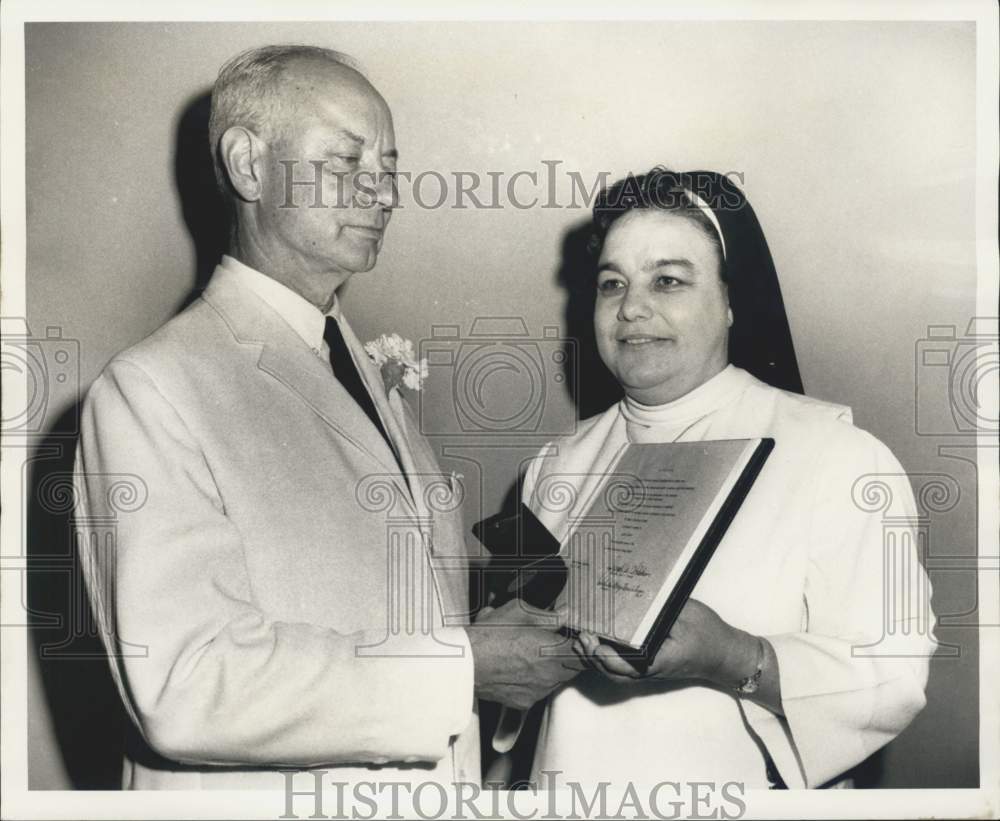 1970 Press Photo Leon Sarpy receives Award from Sister Mary Ursula of College- Historic Images