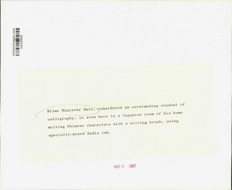 Load image into Gallery viewer, 1967 Press Photo Prime Minister Sato writes Chinese characters with brush
