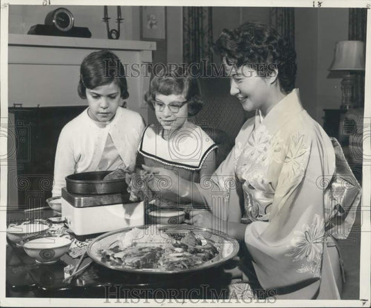 1957 Press Photo Mrs. Nissi Sato shows children how to prepare sukiyaki