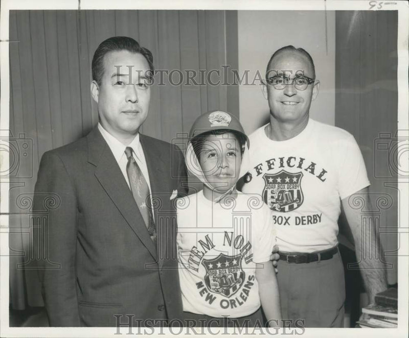 Load image into Gallery viewer, 1957 Press Photo Nisi Sato with NORD-Chevrolet Soap Box Derby members

