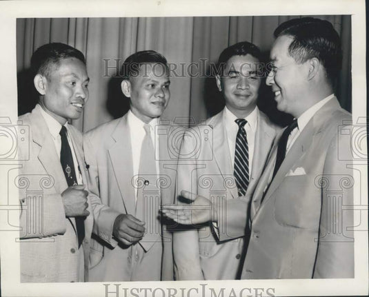 1955 Press Photo Japan Consul Nissi Sato talks to other delegates in New Orleans