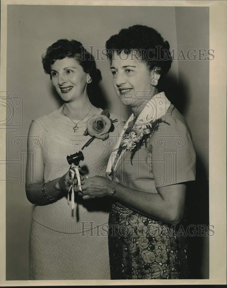 Load image into Gallery viewer, 1959 Press Photo Southern Bell Wives club officers in Louisiana - noc25954
