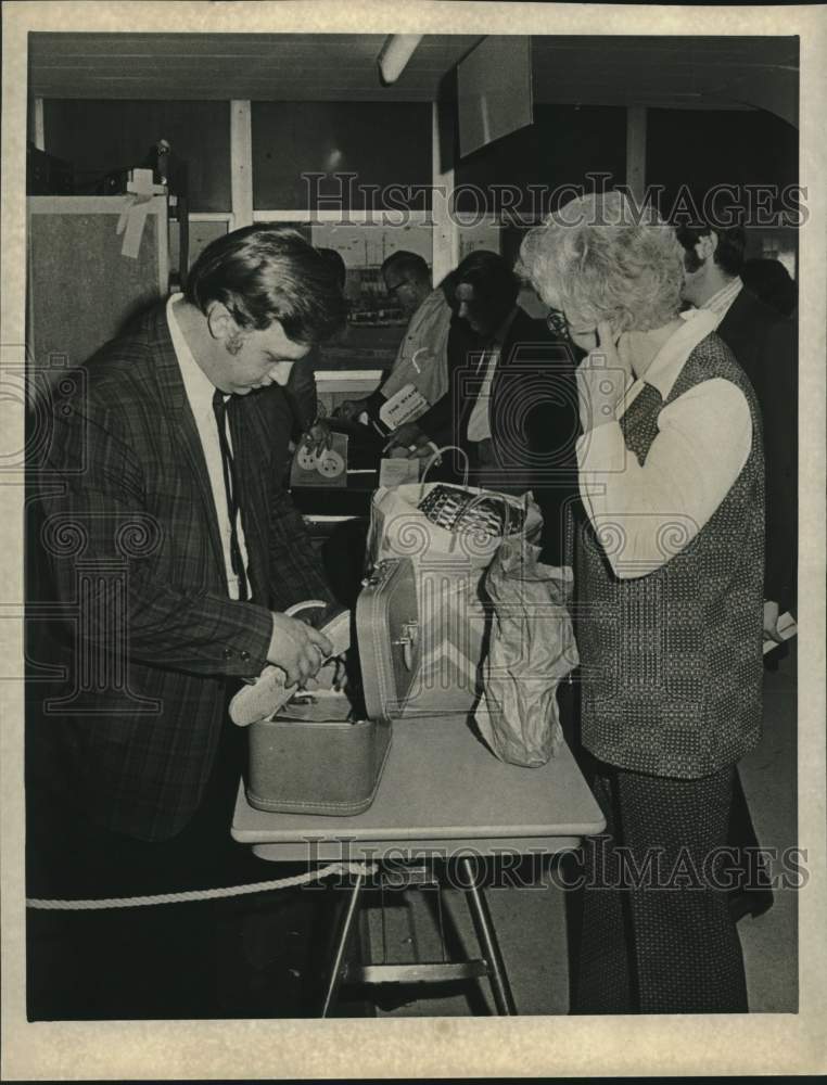 1973 Press Photo Security check at New Orleans airport - noc25968