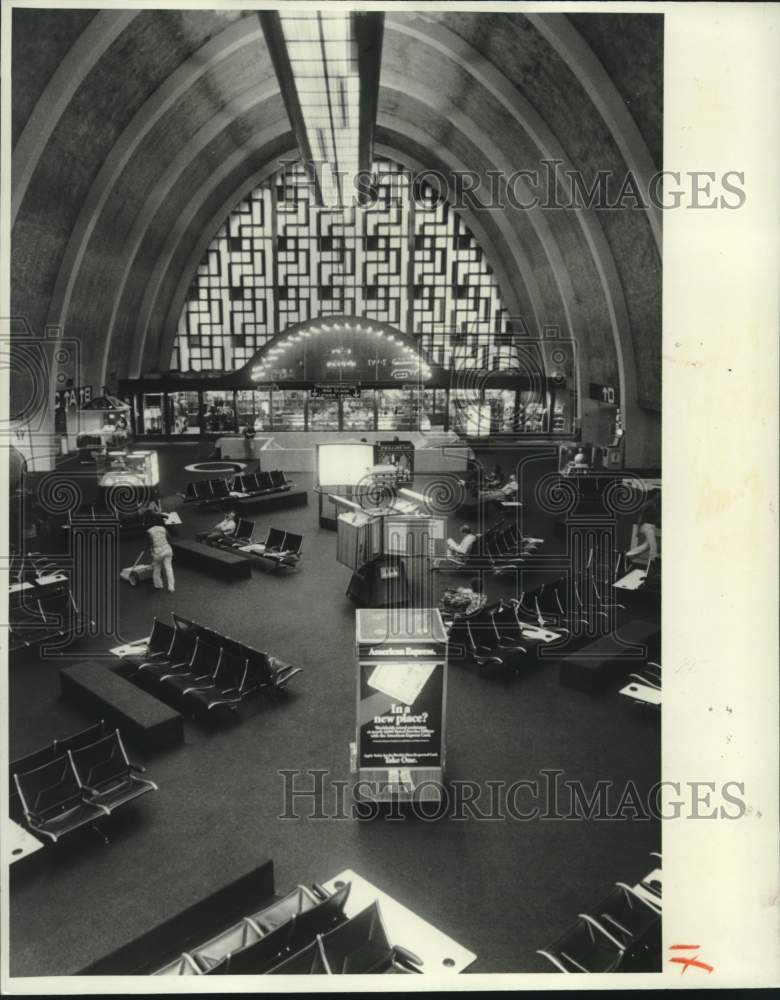 1981 Press Photo Few travelers occupy the waiting area at New Orleans airport.