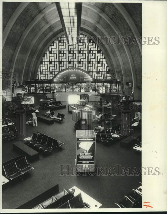 1981 Press Photo Few travelers occupy the waiting area at New Orleans airport.