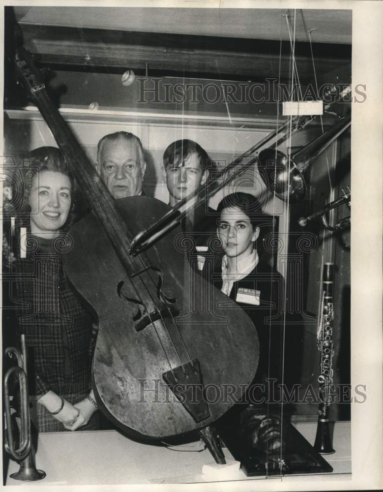 1970 Press Photo New Orleans Jazz Museum visitors. - noc26032
