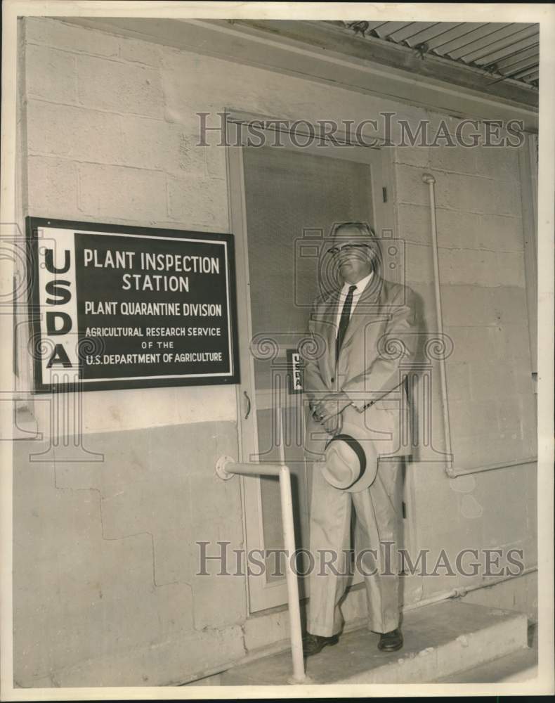 1960 Press Photo John C. Pritchett at front door of USDA Plant Quarantine