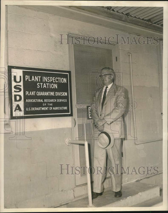 1960 Press Photo John C. Pritchett at front door of USDA Plant Quarantine