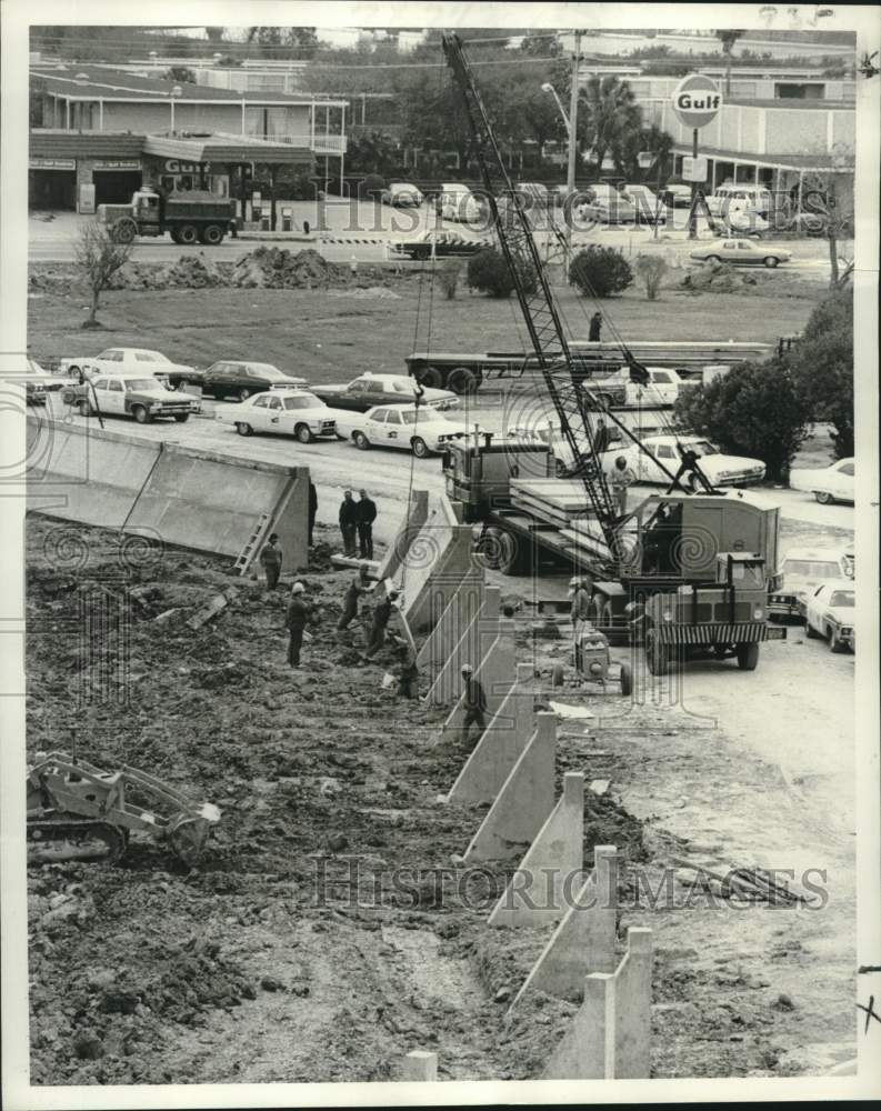 1975 Press Photo New Orleans International Airport jet blast fence constructed.