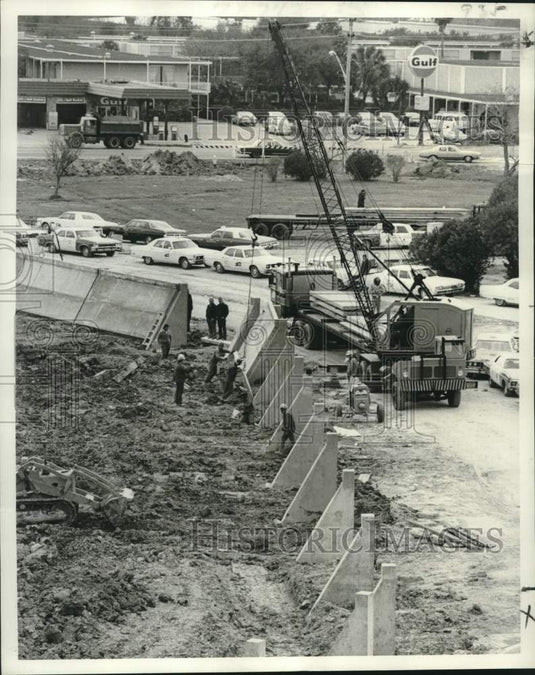 1975 Press Photo New Orleans International Airport jet blast fence constructed.